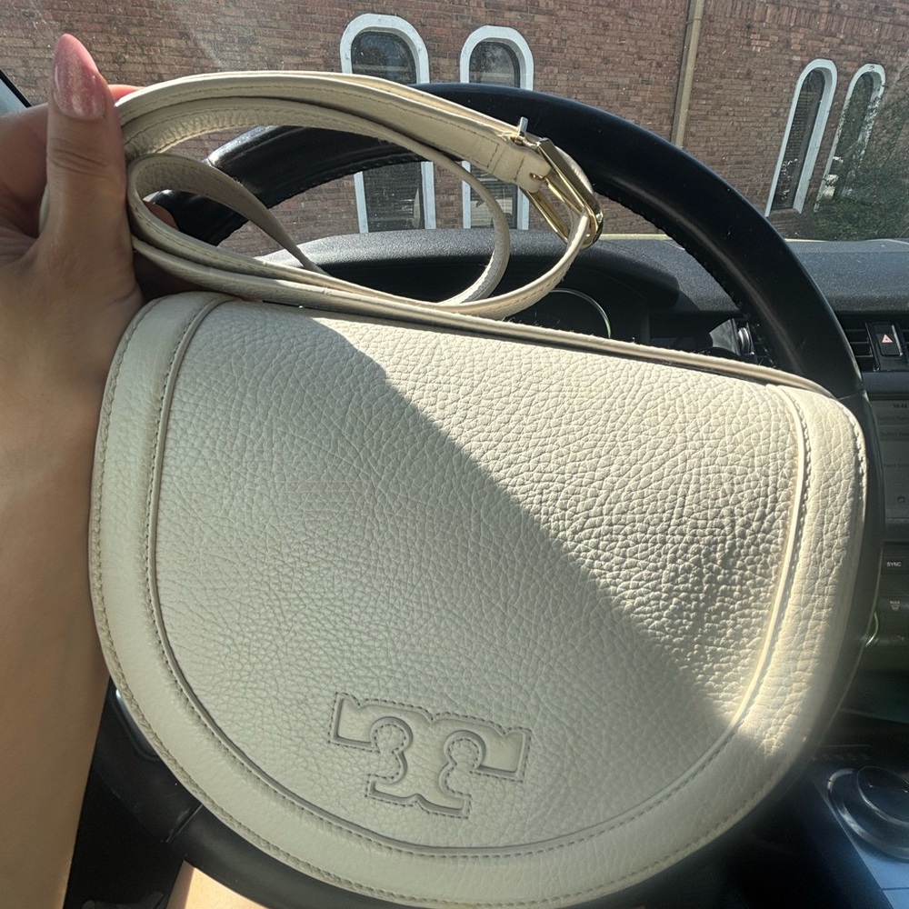 NWOT Tory Burch Cream Serif T saddle Bag